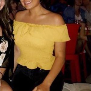 Pretty off shoulder top⬇️SALE♥️Open To All Offers